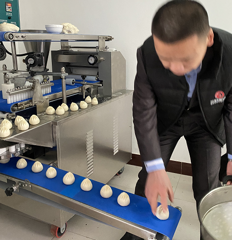 包子機(jī)制作速凍包子現(xiàn)場(chǎng)