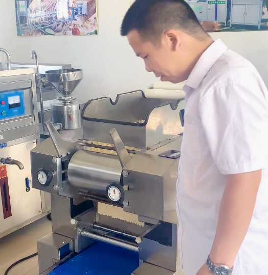 怎么使用壓面拌面一體機(jī)做面條